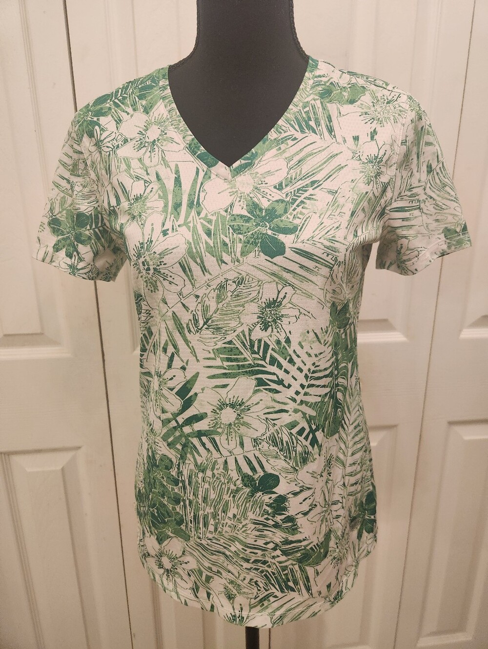 Reel LEGENDS Green Floral V-Neck Women's Top